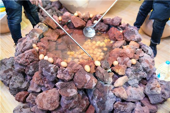 冰雪吉林引凤来 ： 绿水青山变金山银山的长白山实践