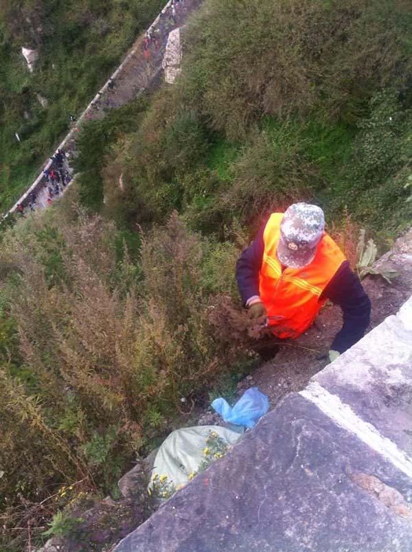 泰山环卫工悬崖边捡垃圾 游客称不扔你就失业了