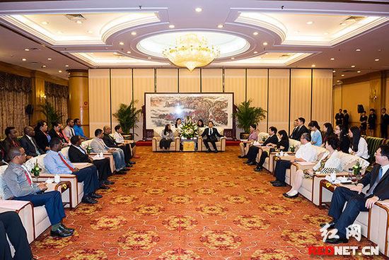 (8月28日下午，湖南省委常委、省委宣传部部长张文雄在长沙会见来湘考察的南太、非洲新闻业务能力培训班一行。)