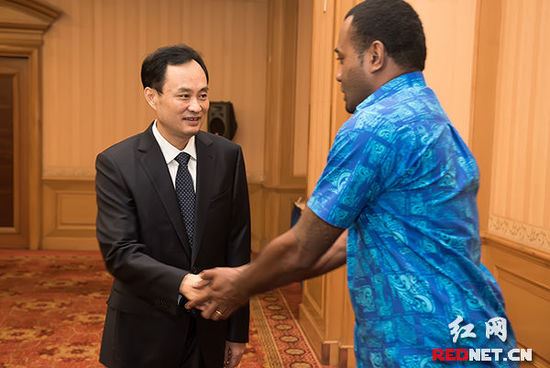 (张文雄[左]与新闻业务能力培训班成员亲切握手。)