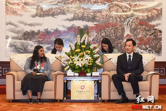 (张文雄[右]与新闻业务能力培训班一行举行简短会谈。)