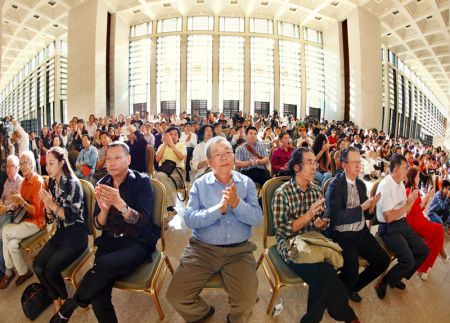 中国文联荣誉委员李牧，中国美术家协会理事、中国书法家协会理事李荣海，中国美术家协会理论委员会副主任、中国美术馆研究馆员刘曦林等领导及艺术家嘉宾千余人出席开幕式 中新社发 王保胜 摄