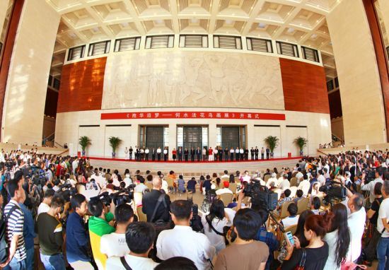 全国政协委员、中国美术家协会理事、浙江省美术家协会副主席何水法向全国政协副主席、全国政协书画室主任马飚，中国文联党组书记、副主席赵实，中国文联副主席、中国美协主席刘大为，浙江省文联党组书记田宇原等领导及艺术家介绍展览作品 中新社发 王保胜 摄