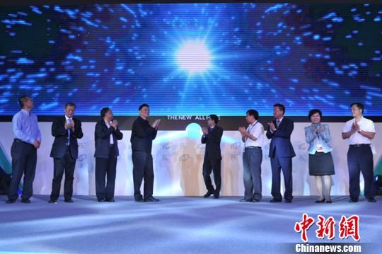 图为：与会知名专家、学者联合新都区共同发布新都城市品牌“四个一”。　刘彦君 摄