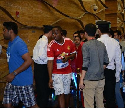 南昌绿地303米垂直马拉松赛，吸引300余名健儿“云端奔跑”