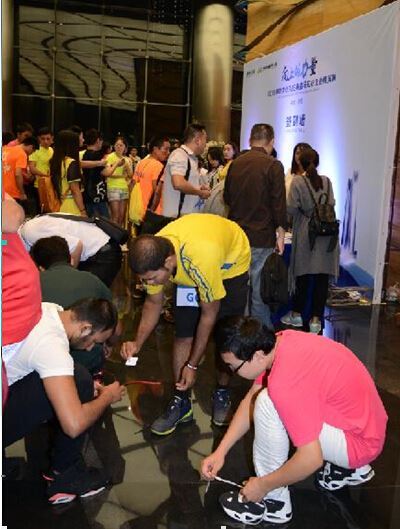 南昌绿地303米垂直马拉松赛，吸引300余名健儿“云端奔跑”