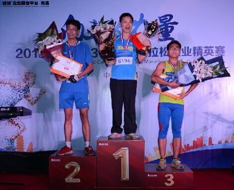 南昌绿地303米垂直马拉松赛，吸引300余名健儿“云端奔跑”