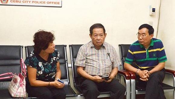 图为涉案的两名中国人左一郭晶(Guo Jing)、右一带****李青良(Li Qingliang)接受菲律宾警方调查。图片来源:观察者网