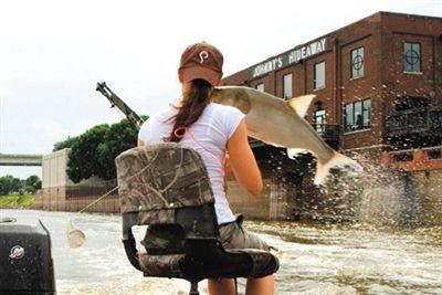 亚洲鲤鱼突然跃出水面,对游客“发动袭击”。