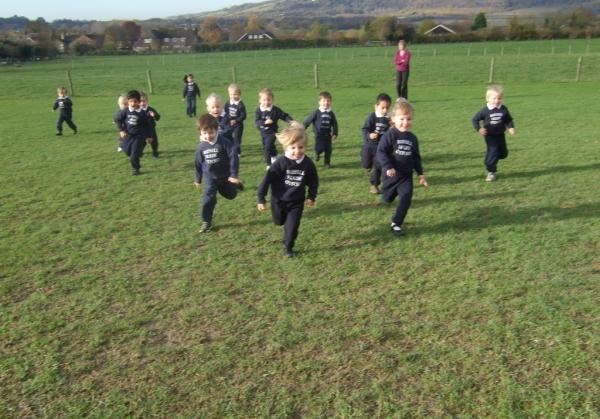 小学生每天一千米,高中生每天两千米……当跑步进入寒假作业