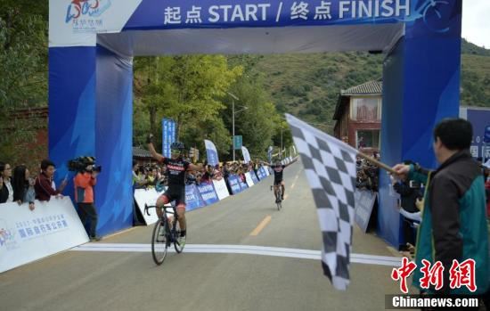 2017・中国四川环泸沽湖国际自行车公开赛鸣枪开赛 2017・中国四川环泸沽湖国际自行车公开赛鸣枪开赛