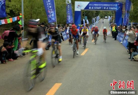 2017・中国四川环泸沽湖国际自行车公开赛鸣枪开赛 2017・中国四川环泸沽湖国际自行车公开赛鸣枪开赛