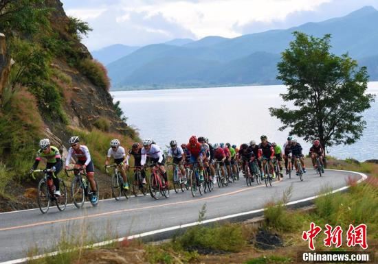 2017・中国四川环泸沽湖国际自行车公开赛鸣枪开赛 2017・中国四川环泸沽湖国际自行车公开赛鸣枪开赛
