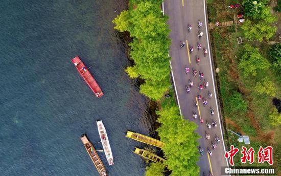 2017・中国四川环泸沽湖国际自行车公开赛鸣枪开赛 2017・中国四川环泸沽湖国际自行车公开赛鸣枪开赛