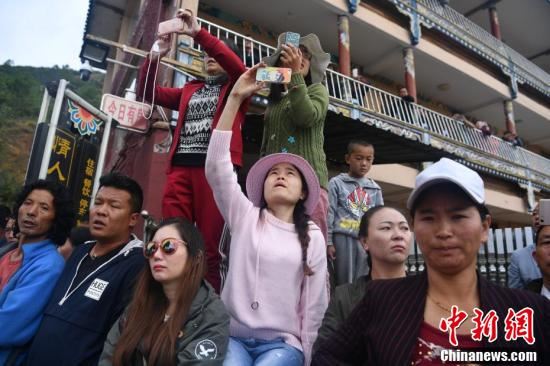 2017・中国四川环泸沽湖国际自行车公开赛鸣枪开赛 2017・中国四川环泸沽湖国际自行车公开赛鸣枪开赛