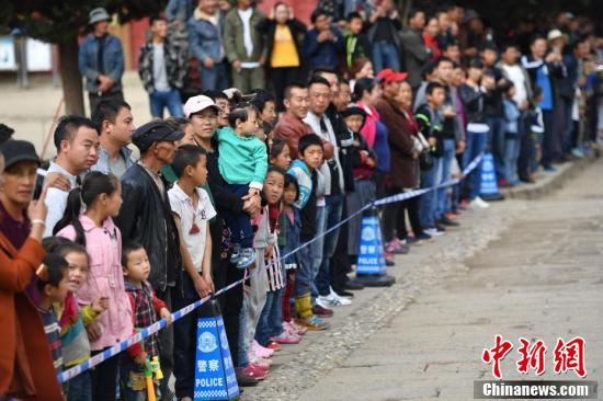 2017・中国四川环泸沽湖国际自行车公开赛鸣枪开赛 2017・中国四川环泸沽湖国际自行车公开赛鸣枪开赛