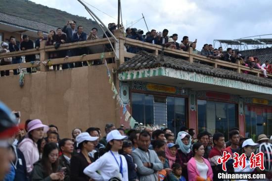 2017・中国四川环泸沽湖国际自行车公开赛鸣枪开赛 2017・中国四川环泸沽湖国际自行车公开赛鸣枪开赛