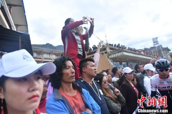2017・中国四川环泸沽湖国际自行车公开赛鸣枪开赛 2017・中国四川环泸沽湖国际自行车公开赛鸣枪开赛