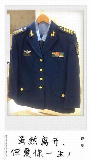 1971年，韩红出生在一个艺术之家，5岁时就参加合唱队唱歌，1980年9岁正式加入少年儿童合唱团接受正规训练。1987年进入解放军第二炮兵司令部演出队。1993年开始词曲创作。1995年考入中国人民解放军艺术学院音乐系师从李双江。原文配图：韩红微博晒军装照。