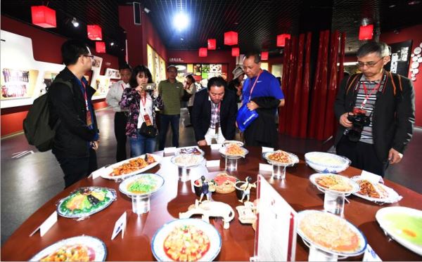 2017海外华文媒体美丽四川行走进郫都_――叹菁蓉镇崛起_品郫县豆瓣川菜魂