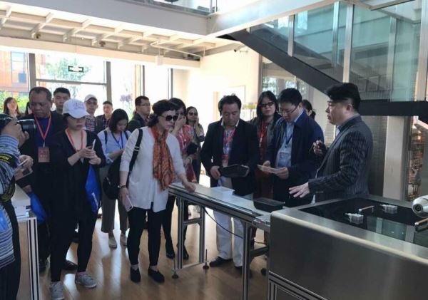 2017海外华文媒体美丽四川行走进郫都_――叹菁蓉镇崛起_品郫县豆瓣川菜魂