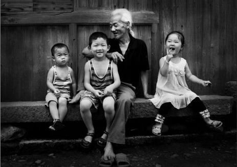 老人来承担很大一部分抚育孩子的责任,很多时候也会成为婆媳矛盾滋生的缘由 老人来承担很大一部分抚育孩子的责任,很多时候也会成为婆媳矛盾滋生的缘由