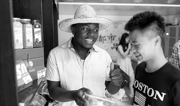 “中国在非洲投资、建设、贸易的领域广泛,从援建工程到农业和制造业方面的投资,涉及领域方方面面。很多劳动密集型和低增值产品将因劳动力和产品升本上升从中国转移,其中一部分将会转移到非洲。”非洲问题专家王优认为,由于非洲的基础设施和工业基础仍比较薄弱,工厂直接从中国涌入非洲的状况不太可能发生。未来更多的中国投资者会在非洲投资,生产本地需要的产品。而中国的的出口成本的增加,给非洲的制造业带来不少机遇。