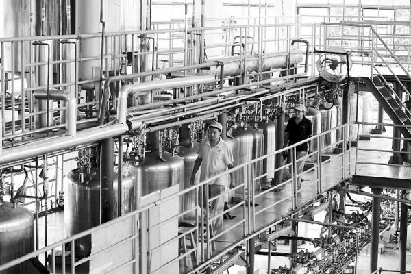 “中国在非洲投资、建设、贸易的领域广泛,从援建工程到农业和制造业方面的投资,涉及领域方方面面。很多劳动密集型和低增值产品将因劳动力和产品升本上升从中国转移,其中一部分将会转移到非洲。”非洲问题专家王优认为,由于非洲的基础设施和工业基础仍比较薄弱,工厂直接从中国涌入非洲的状况不太可能发生。未来更多的中国投资者会在非洲投资,生产本地需要的产品。而中国的的出口成本的增加,给非洲的制造业带来不少机遇。