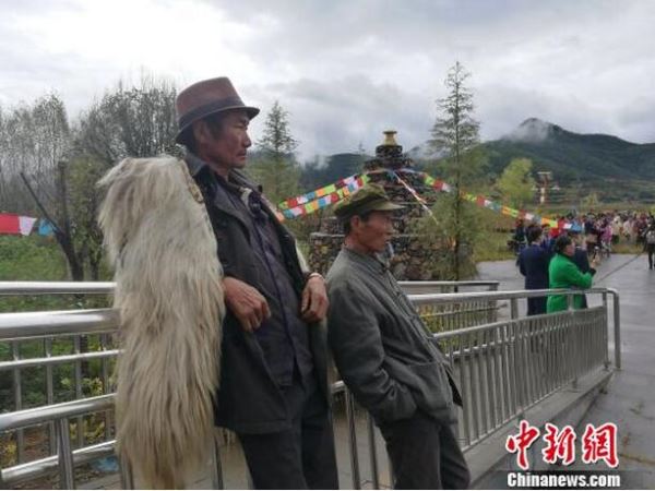 近百对有情人“情定泸沽湖”体验摩梭婚俗 近百对有情人“情定泸沽湖”体验摩梭婚俗