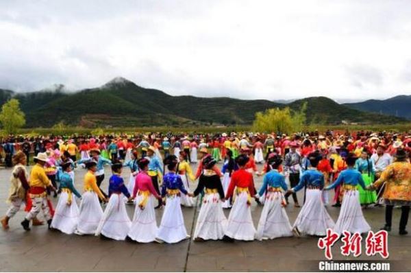 近百对有情人“情定泸沽湖”体验摩梭婚俗 近百对有情人“情定泸沽湖”体验摩梭婚俗