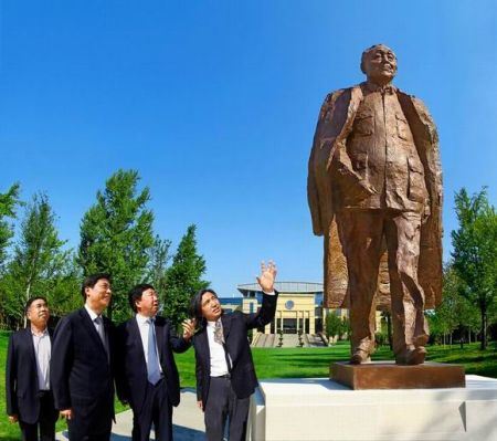 中国美术馆馆长、中国美术家协会副主席、中国城市雕塑家协会主席、中国雕塑院院长吴为山向中共中央党校常务副校长何毅亭,文化部副部长董伟等领导介绍《总设计师邓小平》铜像的创作经历 中新社发 王保胜 摄 中国美术馆馆长、中国美术家协会副主席、中国城市雕塑家协会主席、中国雕塑院院长吴为山向中共中央党校常务副校长何毅亭,文化部副部长董伟等领导介绍《总设计师邓小平》铜像的创作经历 中新社发 王保胜 摄