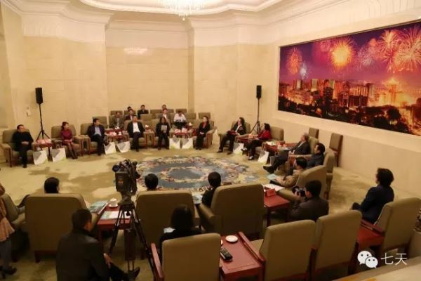 神来之美添国色_无笔泼彩第一人 神来之美添国色_无笔泼彩第一人