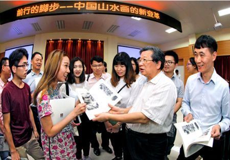 许钦松在中山大学新华学院分享山水画大气象 许钦松在中山大学新华学院分享山水画大气象