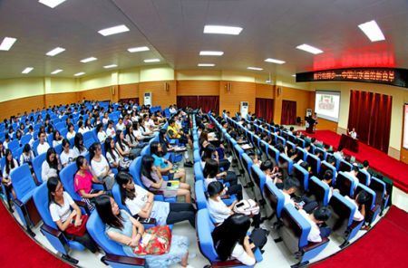 许钦松在中山大学新华学院分享山水画大气象 许钦松在中山大学新华学院分享山水画大气象