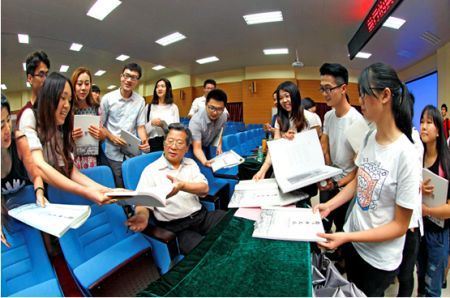 许钦松在中山大学新华学院分享山水画大气象 许钦松在中山大学新华学院分享山水画大气象