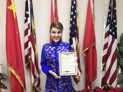 蒙古族之花乌兰图雅绚丽绽放好莱坞中文卫视 蒙古族之花乌兰图雅绚丽绽放好莱坞中文卫视