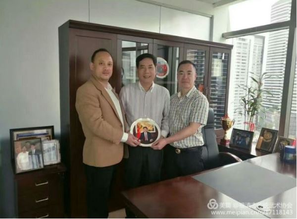 《一带一路》杂志一行礼访菲律宾校友联 《一带一路》杂志一行礼访菲律宾校友联