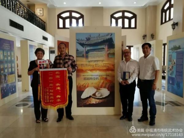 《一带一路》杂志一行礼访菲律宾校友联 《一带一路》杂志一行礼访菲律宾校友联