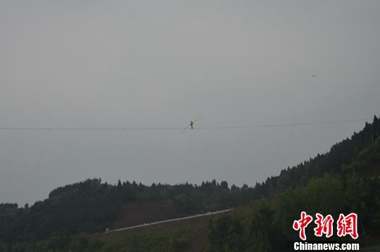 挑战者在高空钢丝上行走。 杨勇 摄 挑战者在高空钢丝上行走。 杨勇 摄
