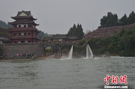 水上表演。 杨勇 摄 水上表演。 杨勇 摄