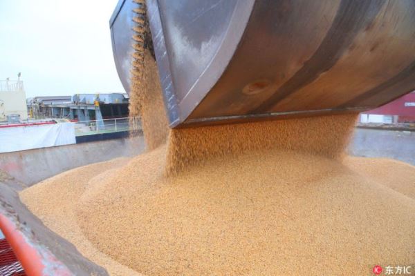 A crane vehicle unloads soybeans imported from Brazil on the quay of a port in Nantong city, east China's Jiangsu province, 4 April 2018. [File Photo: IC]