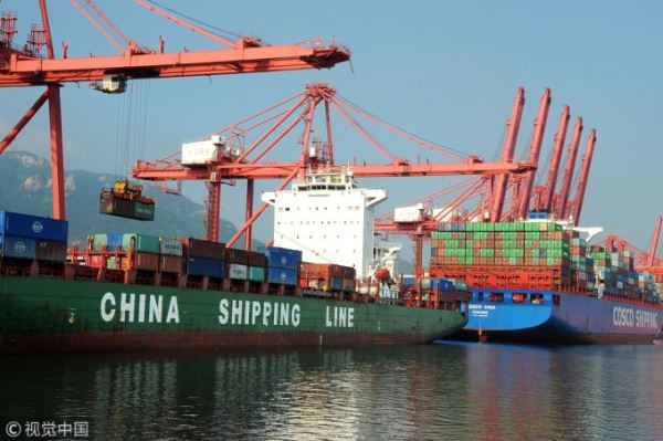 Two ships are loading goods for export at a container terminal of Lianyungang Port, east China's Jiangsu Province on August 8, 2018. [Photo: VCG]