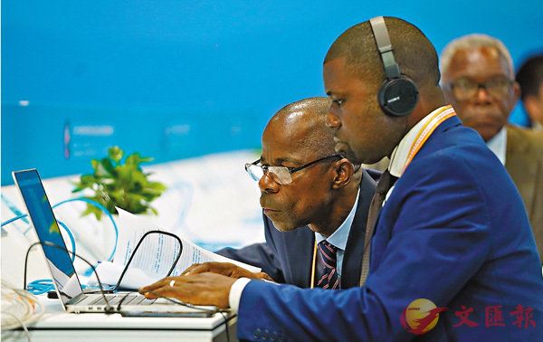 ■昨日,來自剛果(布)的記者在中非合作論壇北京峰會新聞中心工作。 新華社