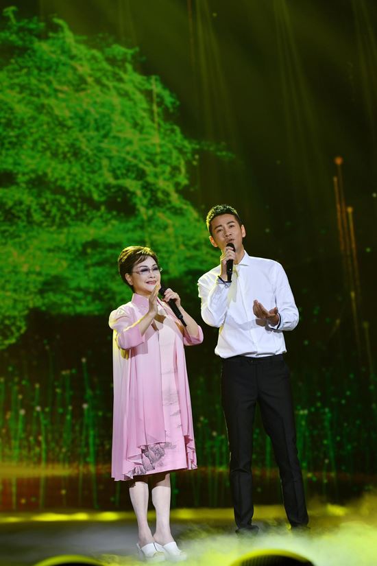 李谷一_徐子崴《你养我长大,我陪你变老》演绎母子情歌 李谷一_徐子崴《你养我长大,我陪你变老》演绎母子情歌