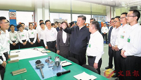 ■10月22日,習近平在珠海視察格力電器,先後觀看了公司展廳、精密模具車間和重點實驗室,強調要有自主創新的骨氣和志氣,加快增強自主創新能力。 新華社