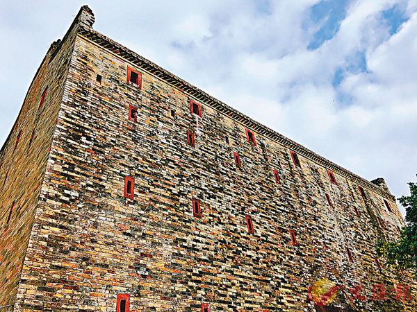 ■碉樓古堡。 香港文匯報記者方俊明  攝