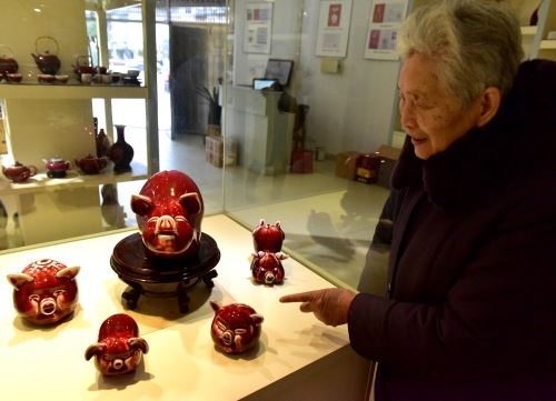 江西景德镇:郎窑红生肖猪问世 江西景德镇:郎窑红生肖猪问世