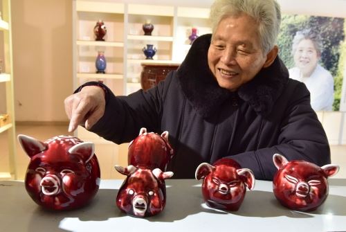 江西景德镇:郎窑红生肖猪问世 江西景德镇:郎窑红生肖猪问世