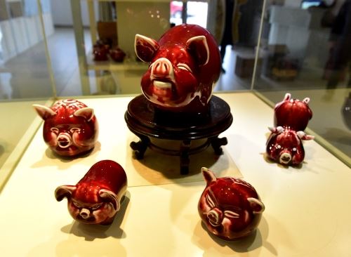 江西景德镇:郎窑红生肖猪问世 江西景德镇:郎窑红生肖猪问世