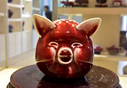 江西景德镇:郎窑红生肖猪问世 江西景德镇:郎窑红生肖猪问世